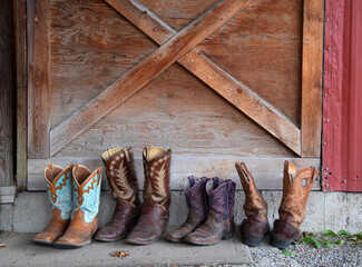 Las botas cowboy pisan fuerte: 15 ideas para llevarlas sin parecer de rodeo