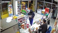 Encapuchado y a mano armada entró a robar en un drugstore en pleno puerto de Santa Fe