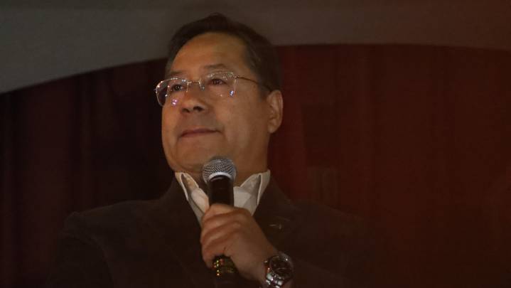 Arce pide a la Fuerza Aérea "máxima vigilancia" ante injerencias externas para proteger a Bolivia