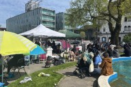 “No nos vamos a ir”: familias acampan frente al Serviu del Biobío exigiendo compra de terreno para su casa propia