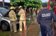 Bomberos sofocan camioneta incendiada