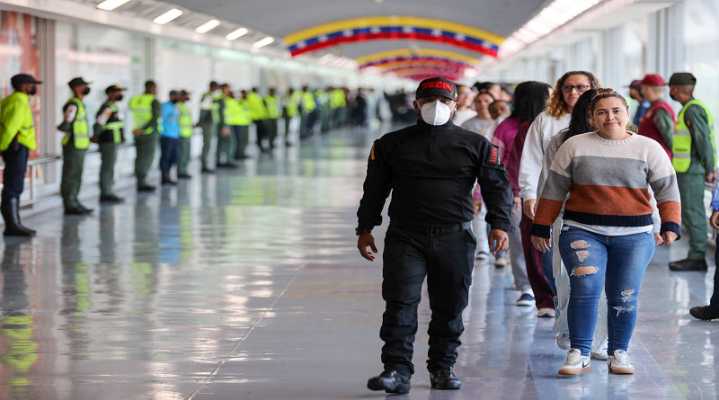 Venezuela recibe a 208 migrantes deportados desde Estados Unidos