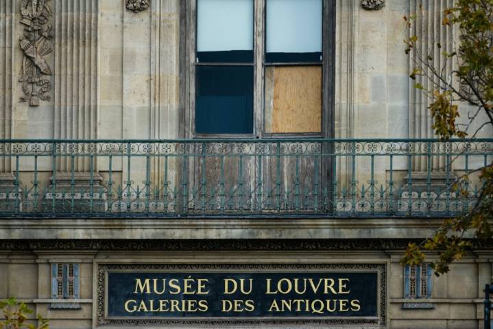 Video shows Louvre thief breaking into glass case, manhunt continues