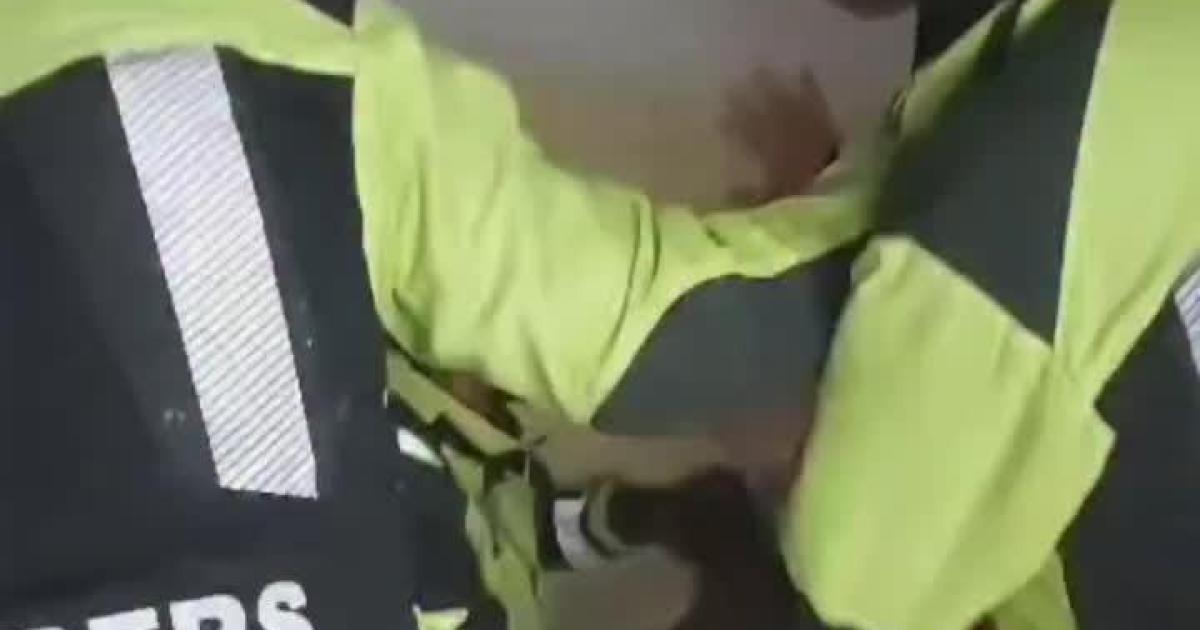 Las impactantes imágenes del rescate de los bomberos en el hotel de Ibiza donde cayeron grandes rocas
