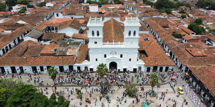 Denuncian ‘masacre laboral’ en la Alcaldía de Girón tras 37 despidos en una semana y piden intervención