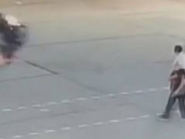 Hacía “wheelie” con la moto y atropelló a una jubilada que cruzaba la calle: la mujer quedó en estado delicado y lucha por su vida