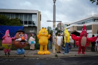 Manifestantes con disfraces en Portland desafían que la ciudad sea una “zona de guerra”