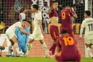 ¡De locos!: la Roma de Soulé desperdició tres penales y perdió con Lille en Italia