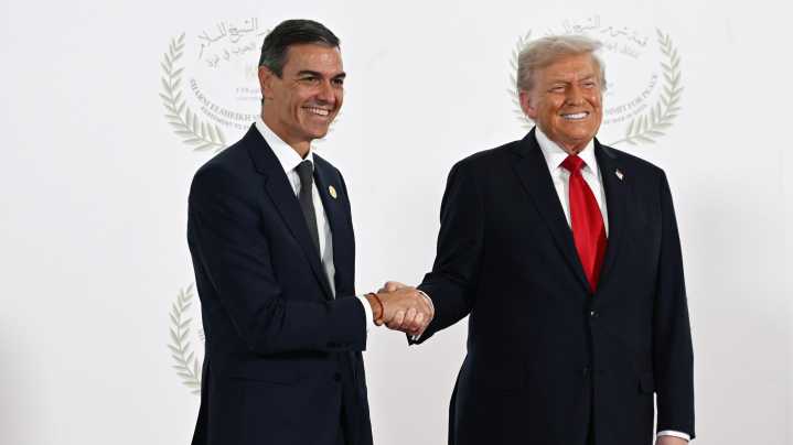 Sánchez y Trump se saludan con normalidad en la firma del plan de paz para Gaza