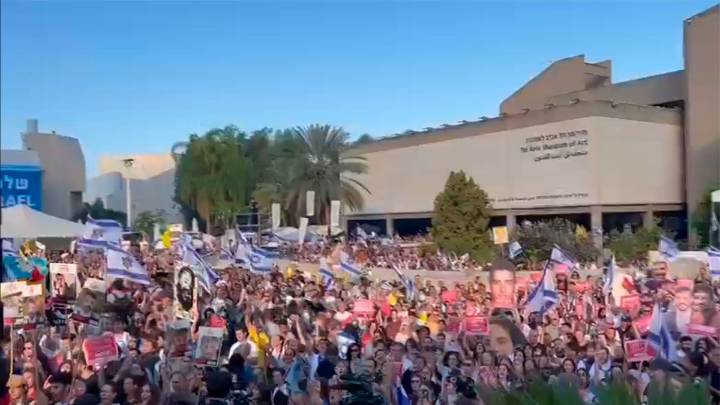 Video: así fue la reacción de la multitud en la Plaza de los Rehenes tras la liberación de los primeros cautivos