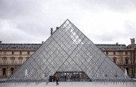 Detienen a dos sospechosos por robo de joyas en el Museo del Louvre
