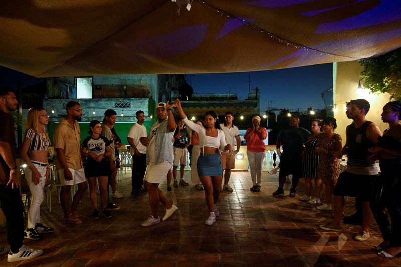 Cubans keep salsa tradition alive with neighborhood lessons