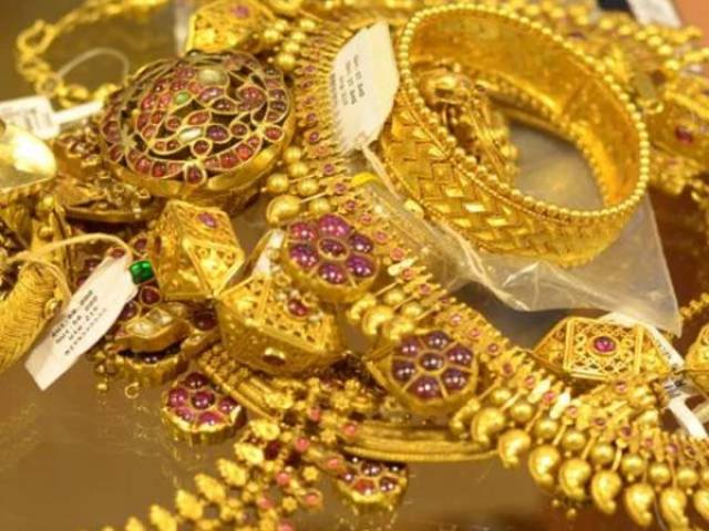 Gold prices decline in Pakistan after $10 dip in world market