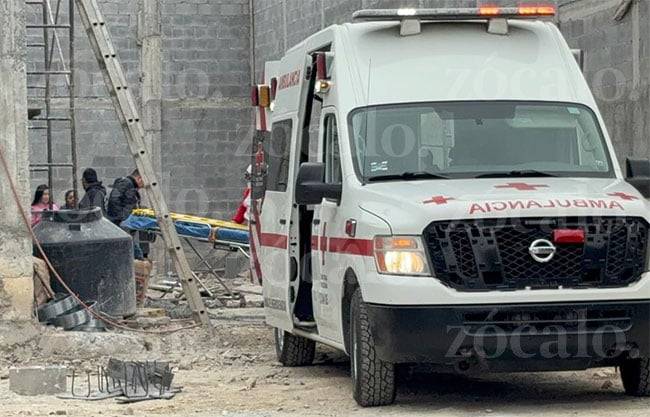 Albañil de 68 años sufre caída de 3 metros en la Universidad Pueblo y es trasladado a hospital