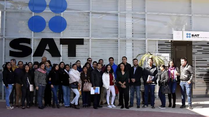 Empleados del SAT convocan paro laboral para este martes