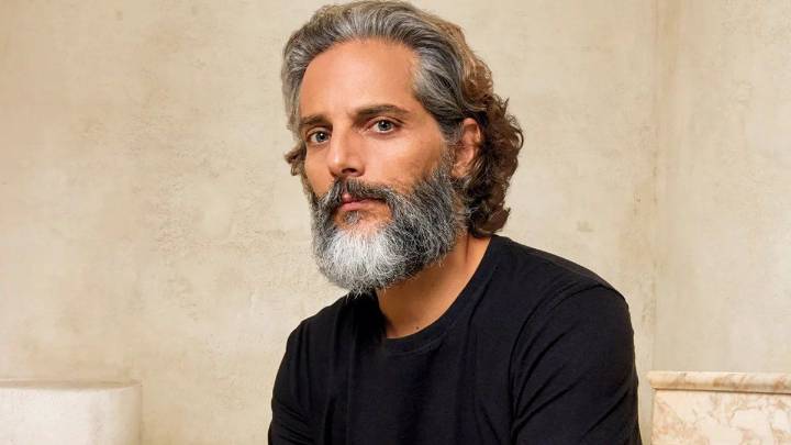 Quiénes son los tres actores argentinos que brillan en la nueva serie española de Netflix que es furor