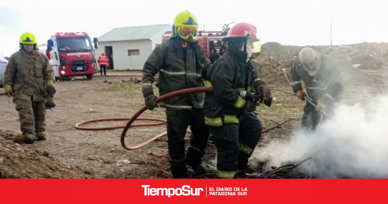 Río Gallegos Bomberos sofocaron incendio sobre escombros y maderas