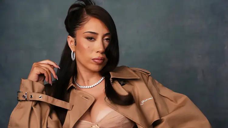 Kali Uchis anuncia gira en México con tributo al arte otomí