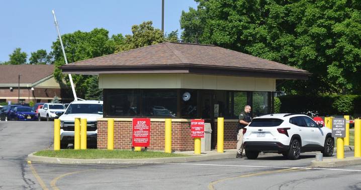 'It's cruel': Advocates blast ICE for banning book deliveries to Batavia detention center