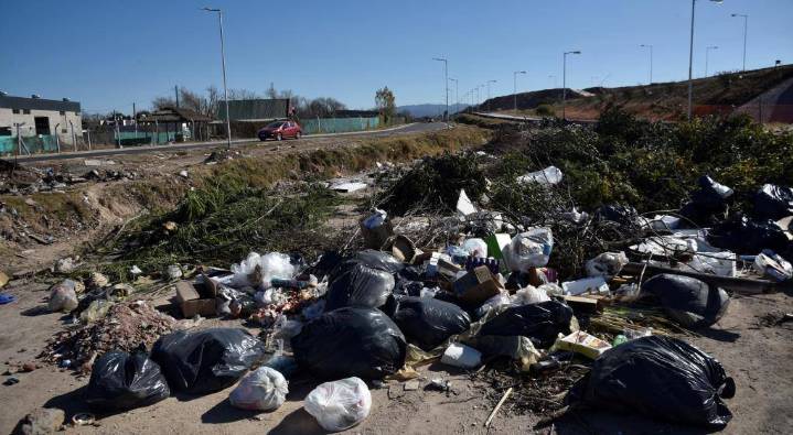 Denuncian a concejal por arrojar basura en el ingreso del vertedero de Cafayate