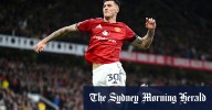 Manchester United wins and Arsenal moves to the top of English Premier League