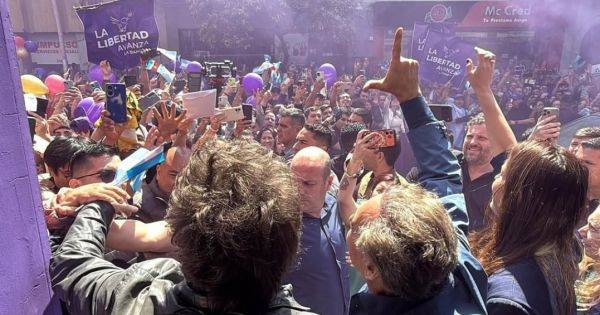 Milei de gira en el norte: fue recibido por militantes en Santiago del Estero