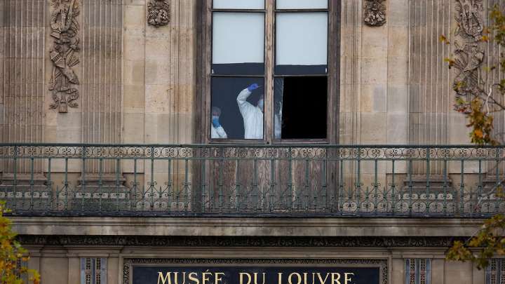 El vídeo del momento del robo en el Louvre: los ladrones se disfrazaron de obreros
