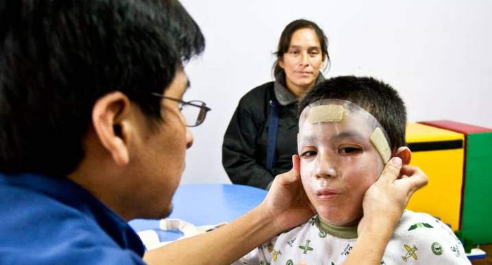 Celebrando, trabajando, ayudando, estudiando y mejorando La Asociación de Ayuda al Niño Quemado cumple 26 años de labor ininterrumpida y en medio de la celebración se está organizando un Simposio Inte