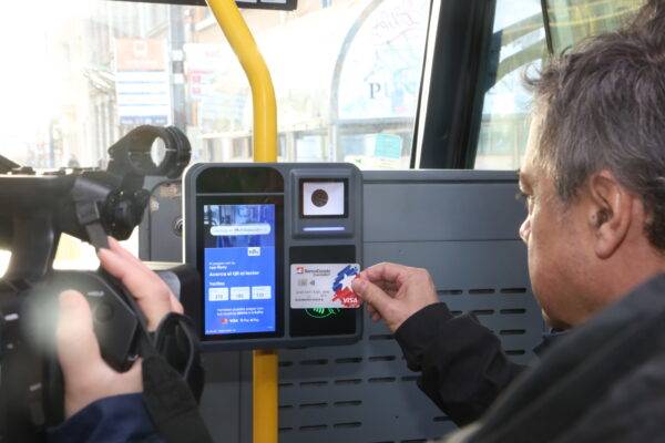 Prorrogan fin del pago con efectivo en buses  de transporte público hasta enero de 2026