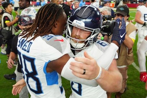Titans snap 10-game skid with improbable comeback to beat Cardinals 22
