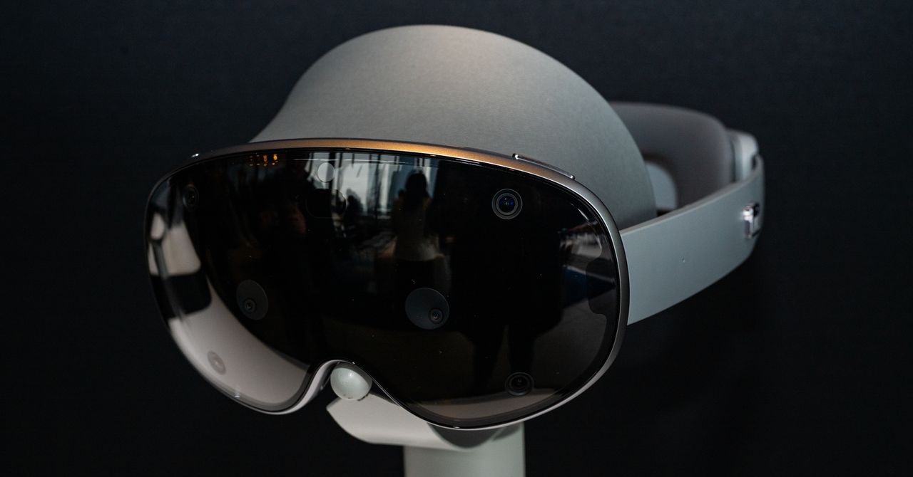 Samsung’s Galaxy XR Mixed Reality Headset Undercuts Apple’s Vision Pro by $1,700
