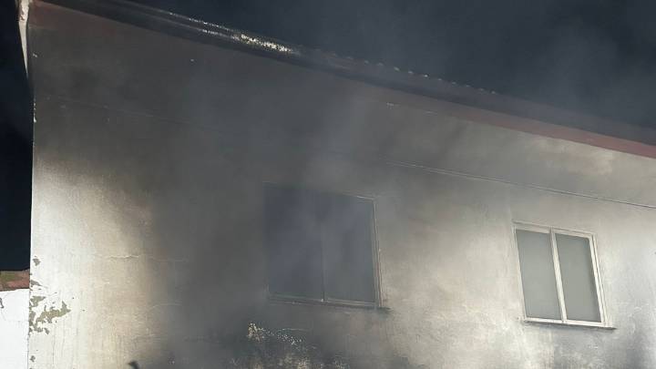 Un incendio calcina una vivienda en Valderilla de Torío