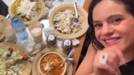 Rosalía Cena en Famoso Resutarante de la CDMX; Prueba Pozole, Flautas y Agua de Horchata
