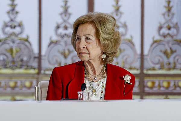 El manual de uso del broche según la familia real: la reina Sofía y la infanta Elena coinciden con el accesorio de moda