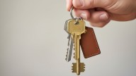 Dónde hay que dejar las llaves de casa para no perder dinero, según el Feng Shui