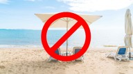 Se arma sola, da sombra y no se vuela: La nueva estrella del verano que reemplazará al tradicional quitasol en las playas