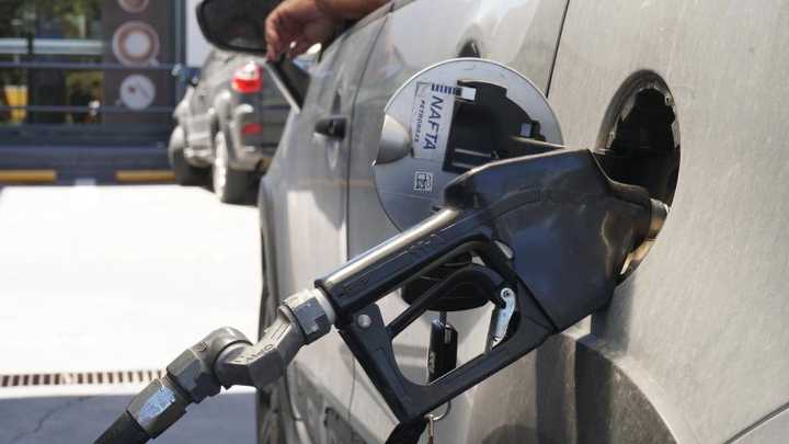 El Gobierno posterga la suba de impuestos a los combustibles