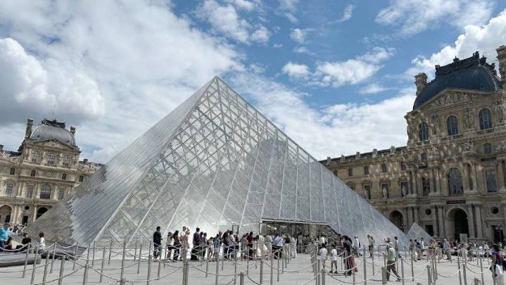 Museo Louvre reabre sus puertas tres días después del robo de joyas