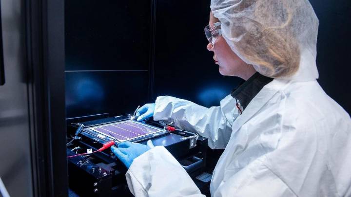 Qué es la perovskita, el “material maravilloso” que impulsa la revolución de la energía solar
