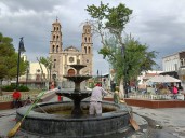 Limpian Plaza de Armas y fuente de Tin Tan ante quejas ciudadanas