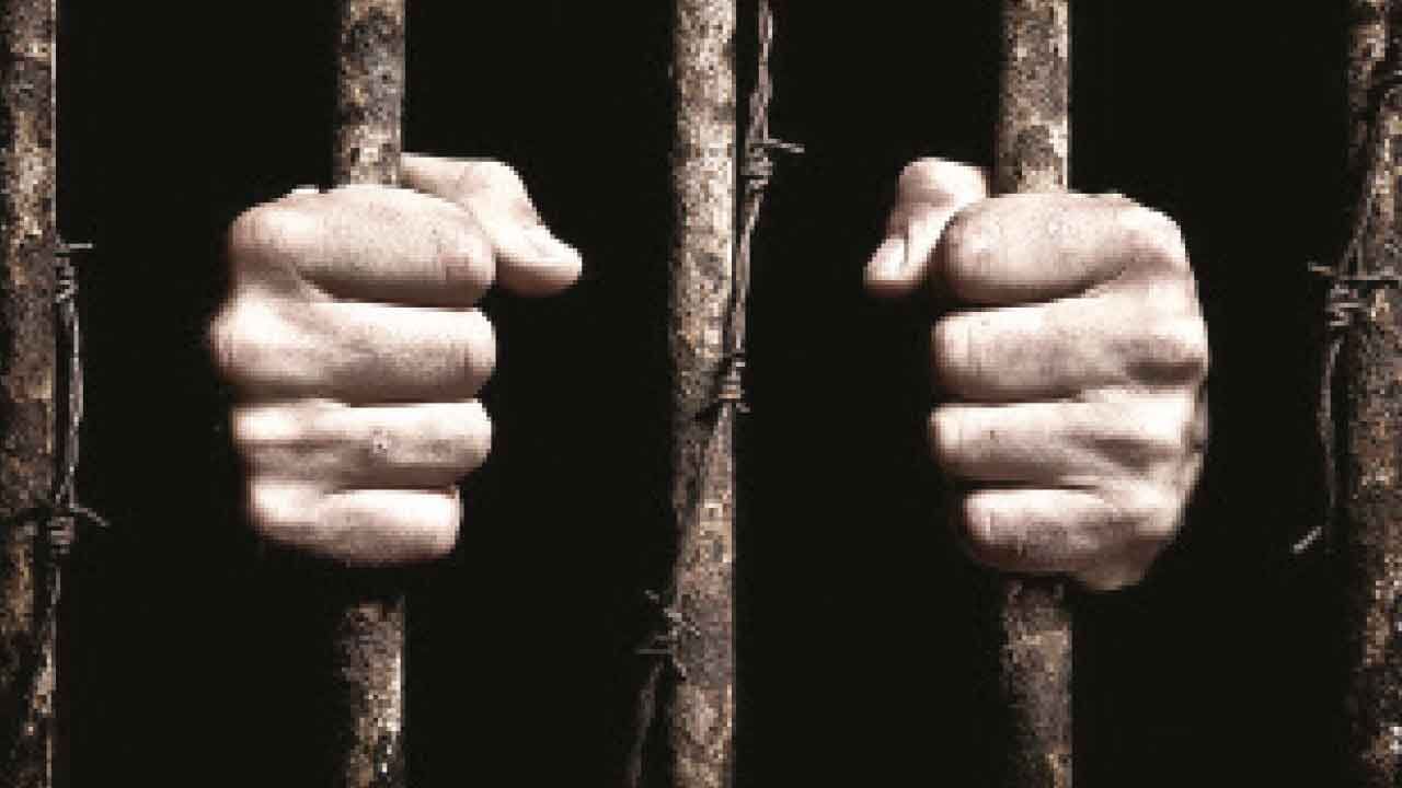 Shocking police 'brutality' in Bhopal; two cops arrested, to face murder charges