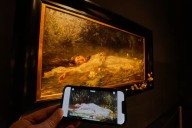 Fans de Taylor Swift llenan museo en Alemania para ver cuadro que se parece a su video
