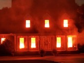 Llamaron a los bomberos por una casa en llamas y era una decoración muy realista de Halloween