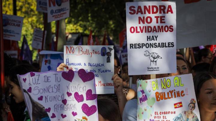 Sevilla rompe el silencio por Sandra Peña: miles de jóvenes claman contra el acoso escolar