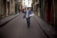 "¡Trabajaré hasta la muerte!", Ali Akbar, el último vendedor de periódicos ambulantes de París