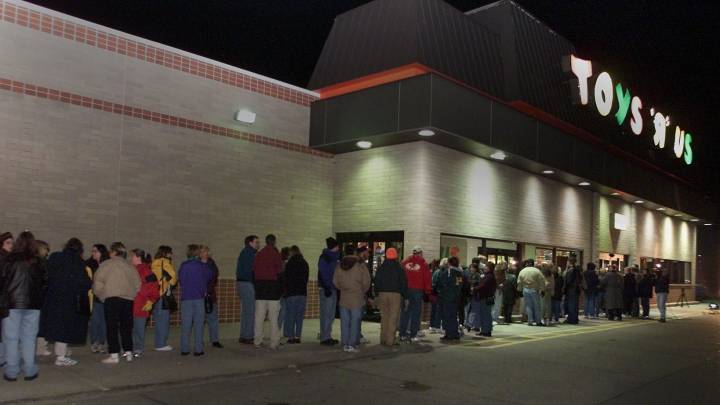 When will Toys 'R' us open its new West Des Moines store?