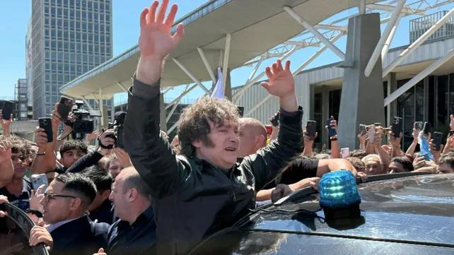 Milei debió suspender una caminata de campaña en Santa Fe por protestas en su contra