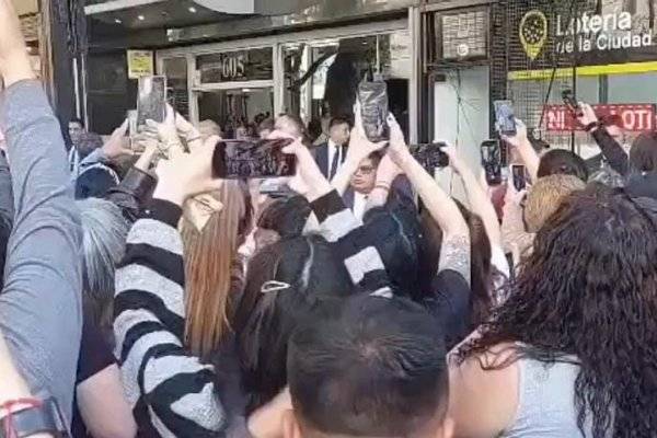 Milei la pasó mal por los insultos y los abucheos: la gente se le fue encima y tuvo que huir con la custodia