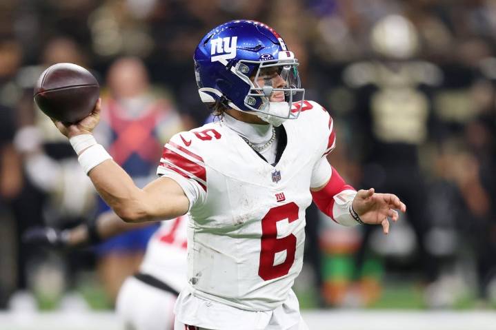 Deadspin | Giants coach: QB Jaxson Dart (hamstring) 'OK' to play vs. Eagles