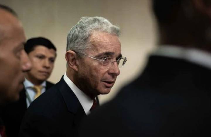 Justicia de Colombia revocó condena contra el expresidente Uribe por soborno y fraude procesal